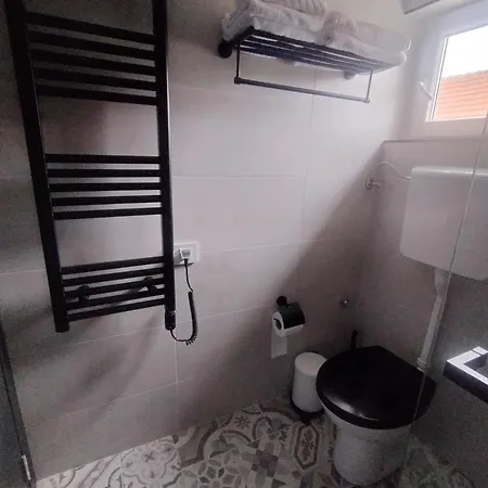 4 Sobe, - Near The Airport Apartment Ni