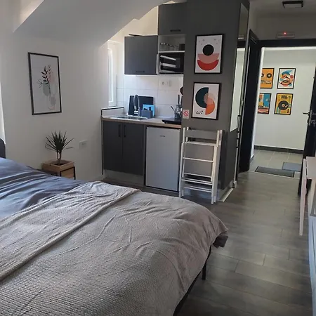 4 Sobe, - Near The Airport Lägenhet *